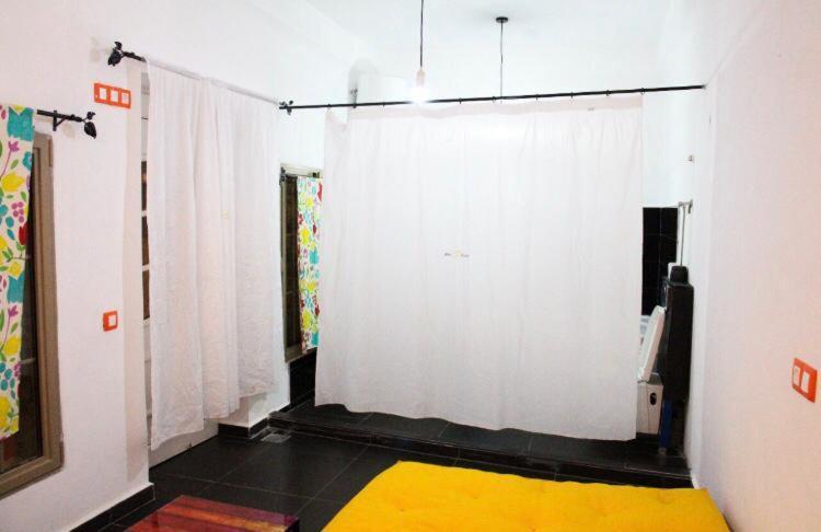 Hostal Valencia - Private Room With Bathroom シェフシャウエン エクステリア 写真