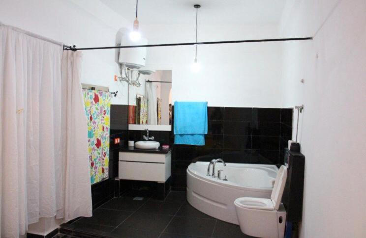 Hostal Valencia - Private Room With Bathroom シェフシャウエン エクステリア 写真