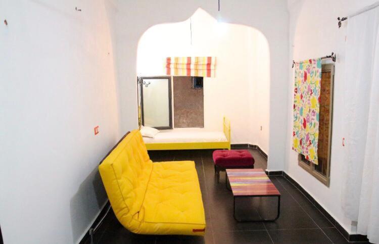 Hostal Valencia - Private Room With Bathroom シェフシャウエン エクステリア 写真