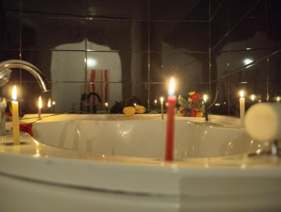 Hostal Valencia - Private Room With Bathroom シェフシャウエン エクステリア 写真