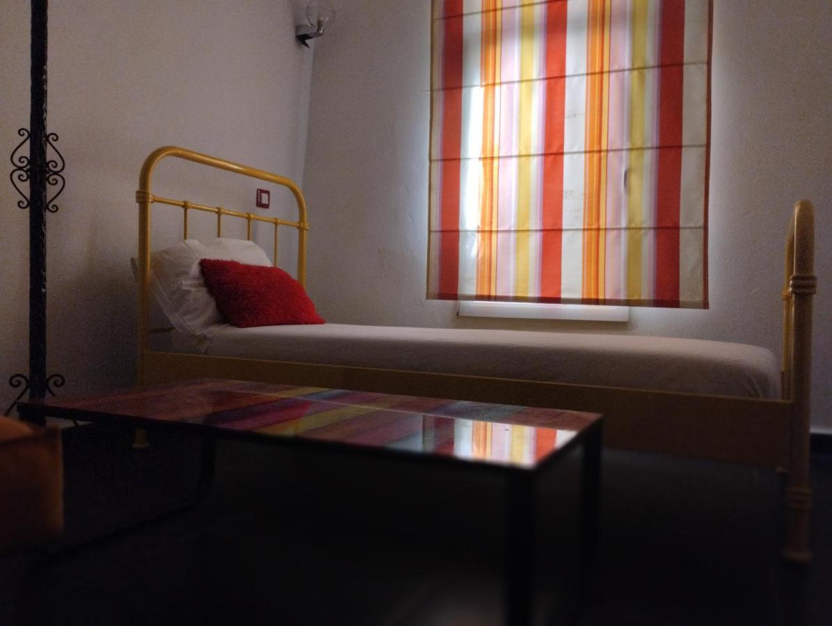 Hostal Valencia - Private Room With Bathroom シェフシャウエン エクステリア 写真