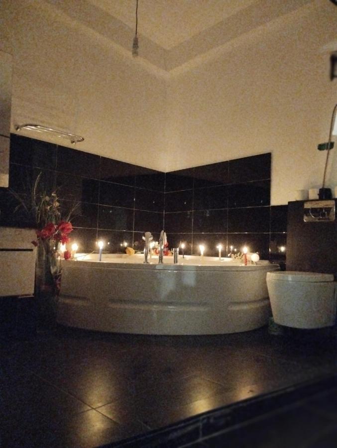 Hostal Valencia - Private Room With Bathroom シェフシャウエン エクステリア 写真