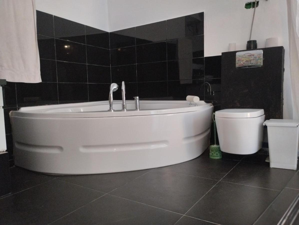 Hostal Valencia - Private Room With Bathroom シェフシャウエン エクステリア 写真