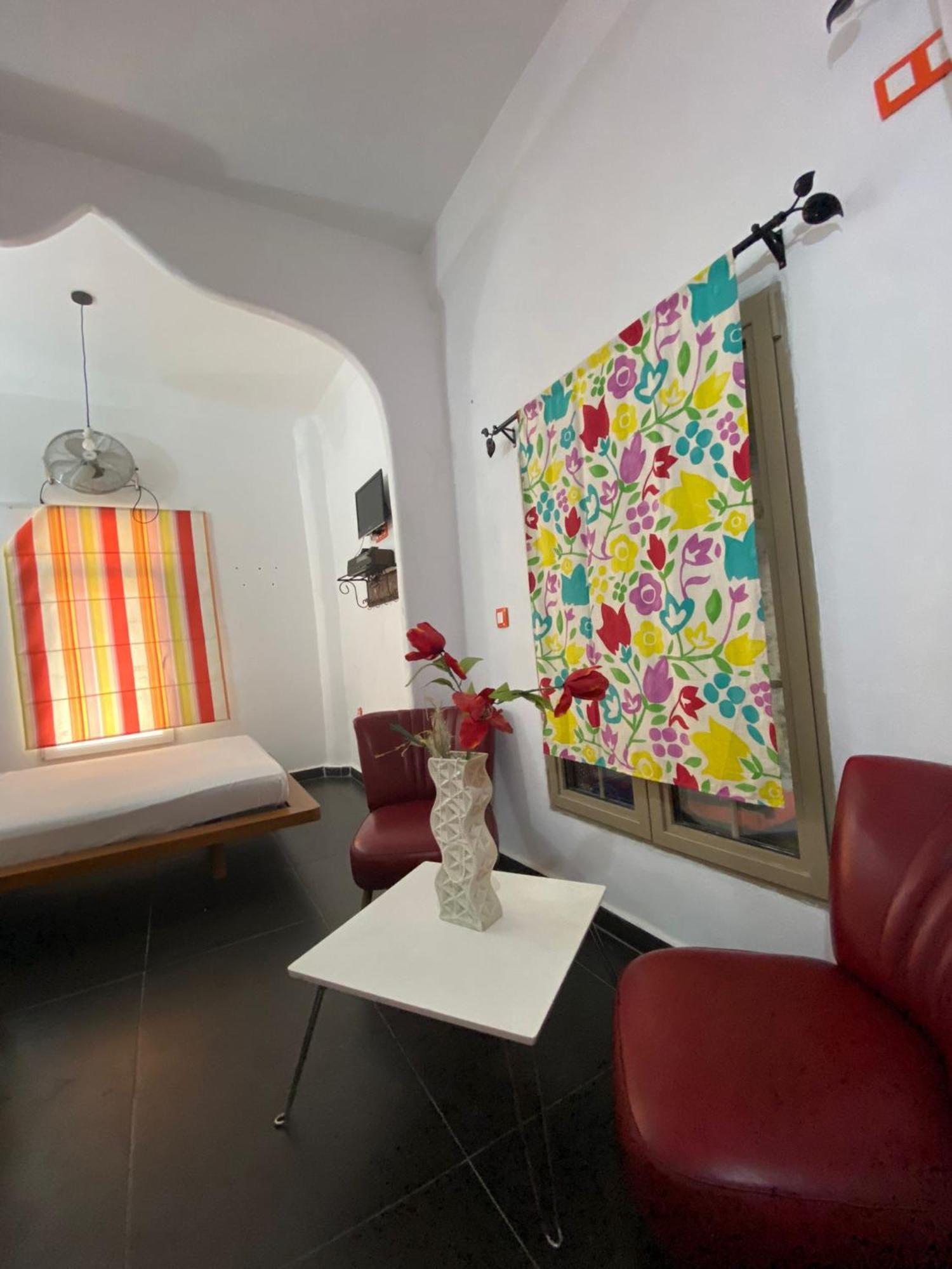 Hostal Valencia - Private Room With Bathroom シェフシャウエン エクステリア 写真