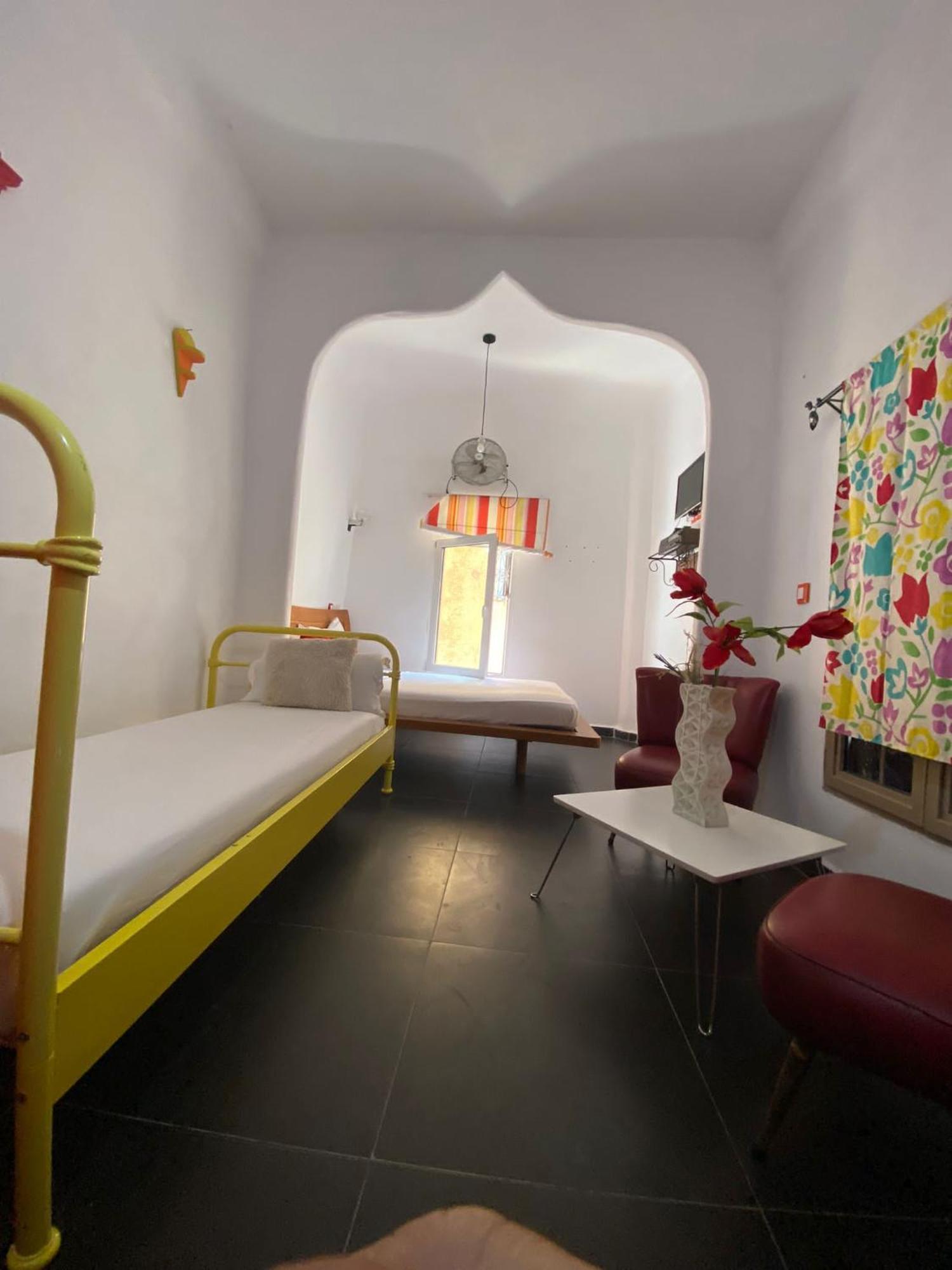 Hostal Valencia - Private Room With Bathroom シェフシャウエン エクステリア 写真