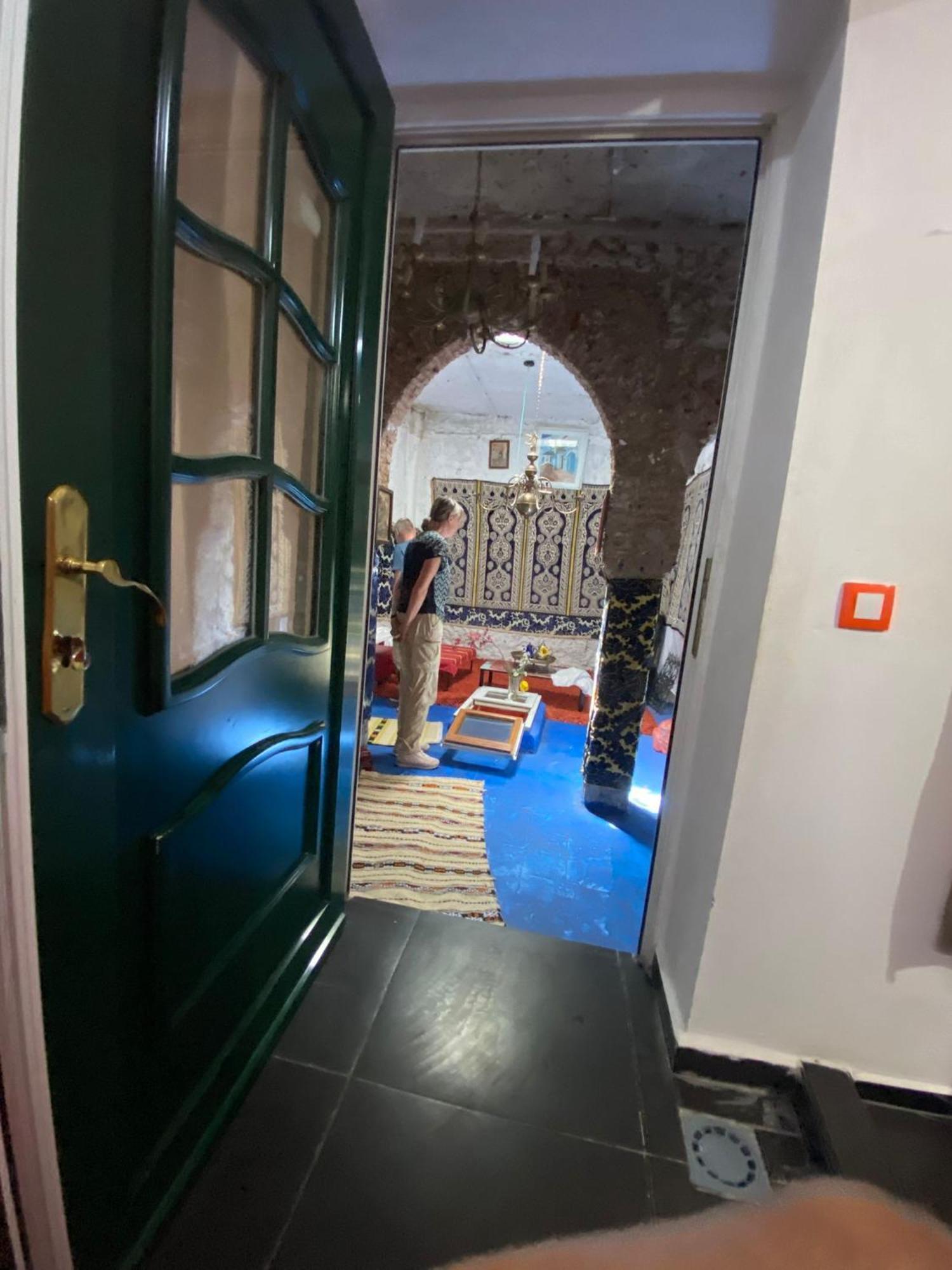 Hostal Valencia - Private Room With Bathroom シェフシャウエン エクステリア 写真