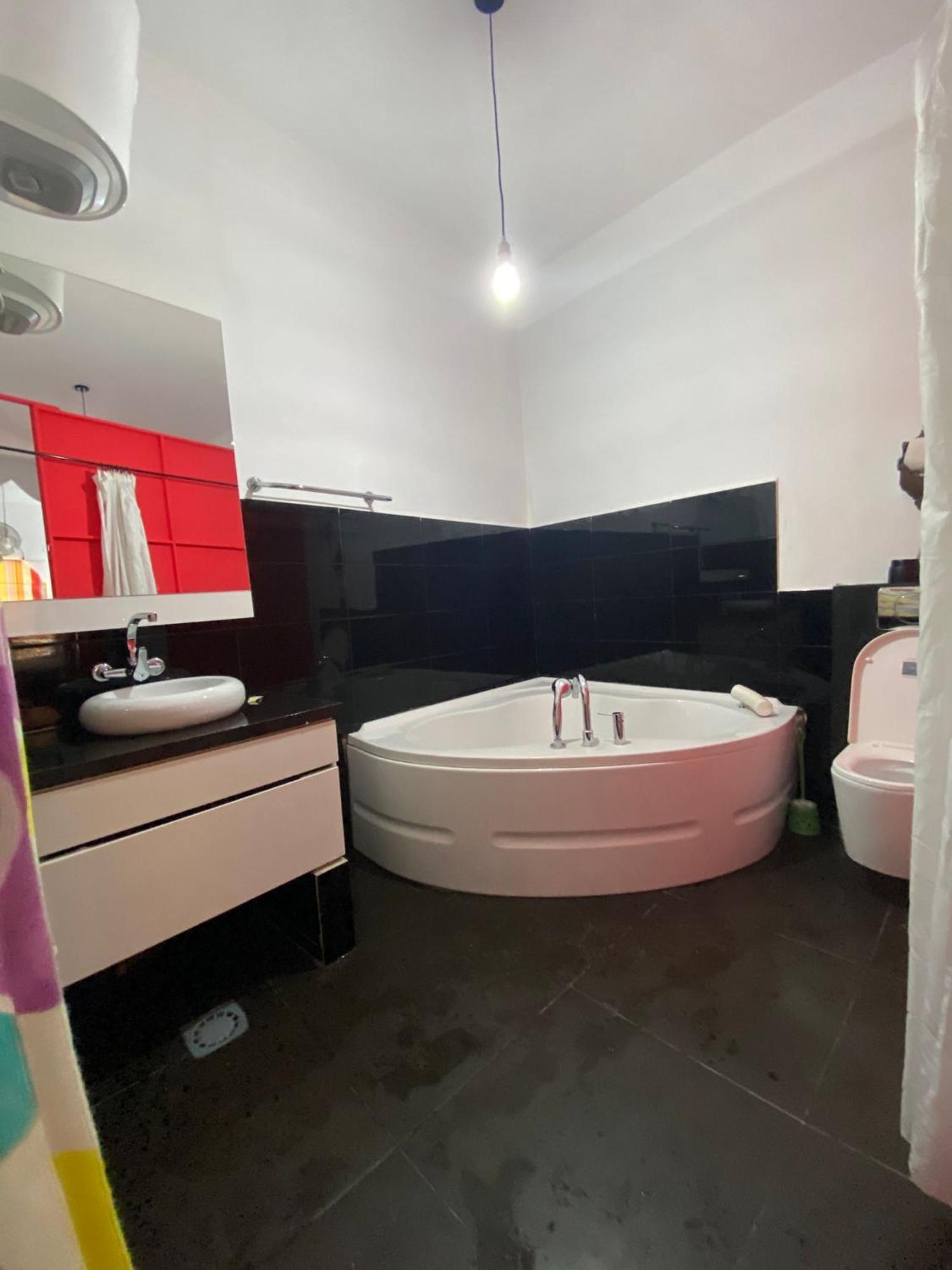 Hostal Valencia - Private Room With Bathroom シェフシャウエン エクステリア 写真