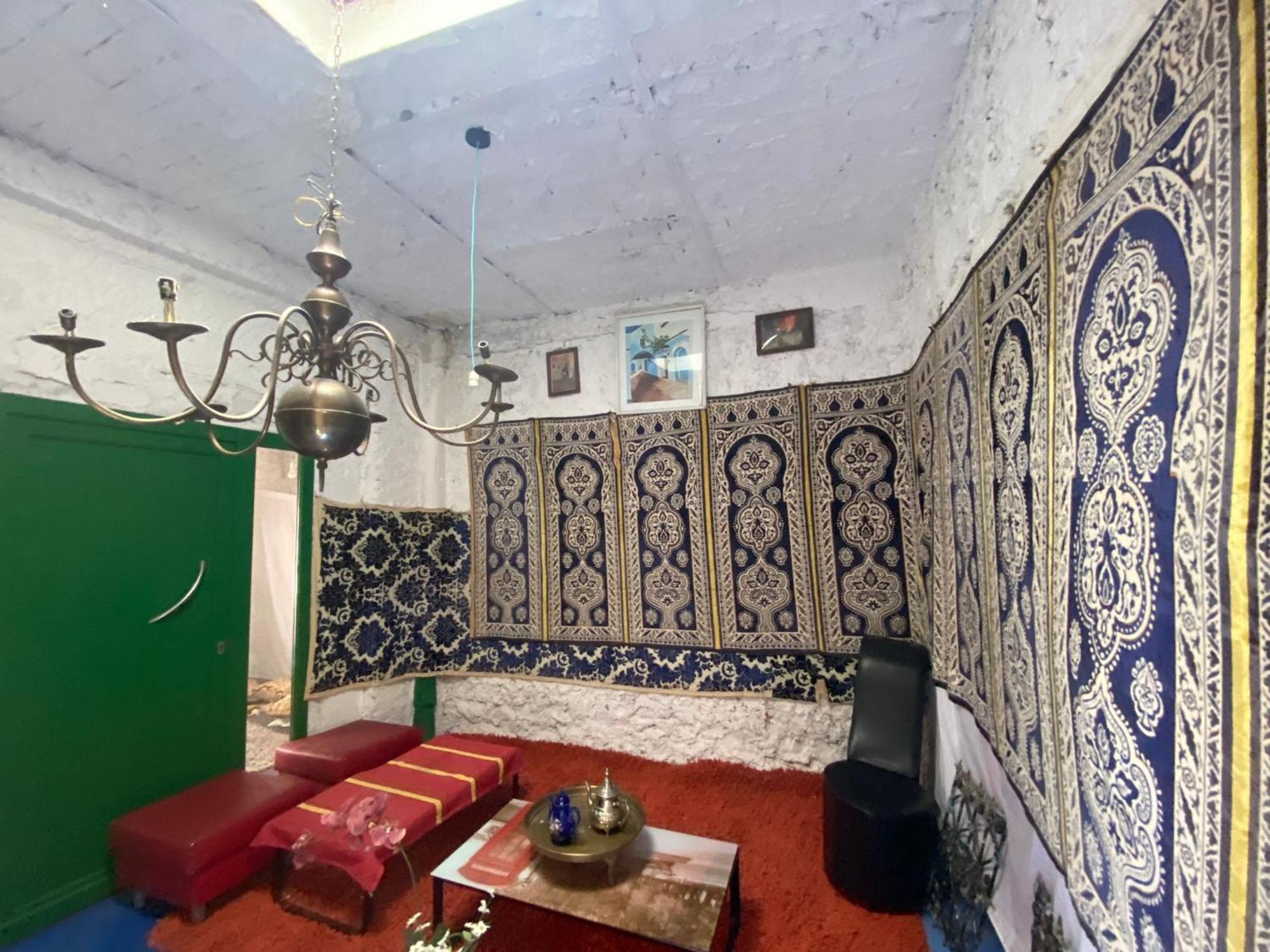 Hostal Valencia - Private Room With Bathroom シェフシャウエン エクステリア 写真